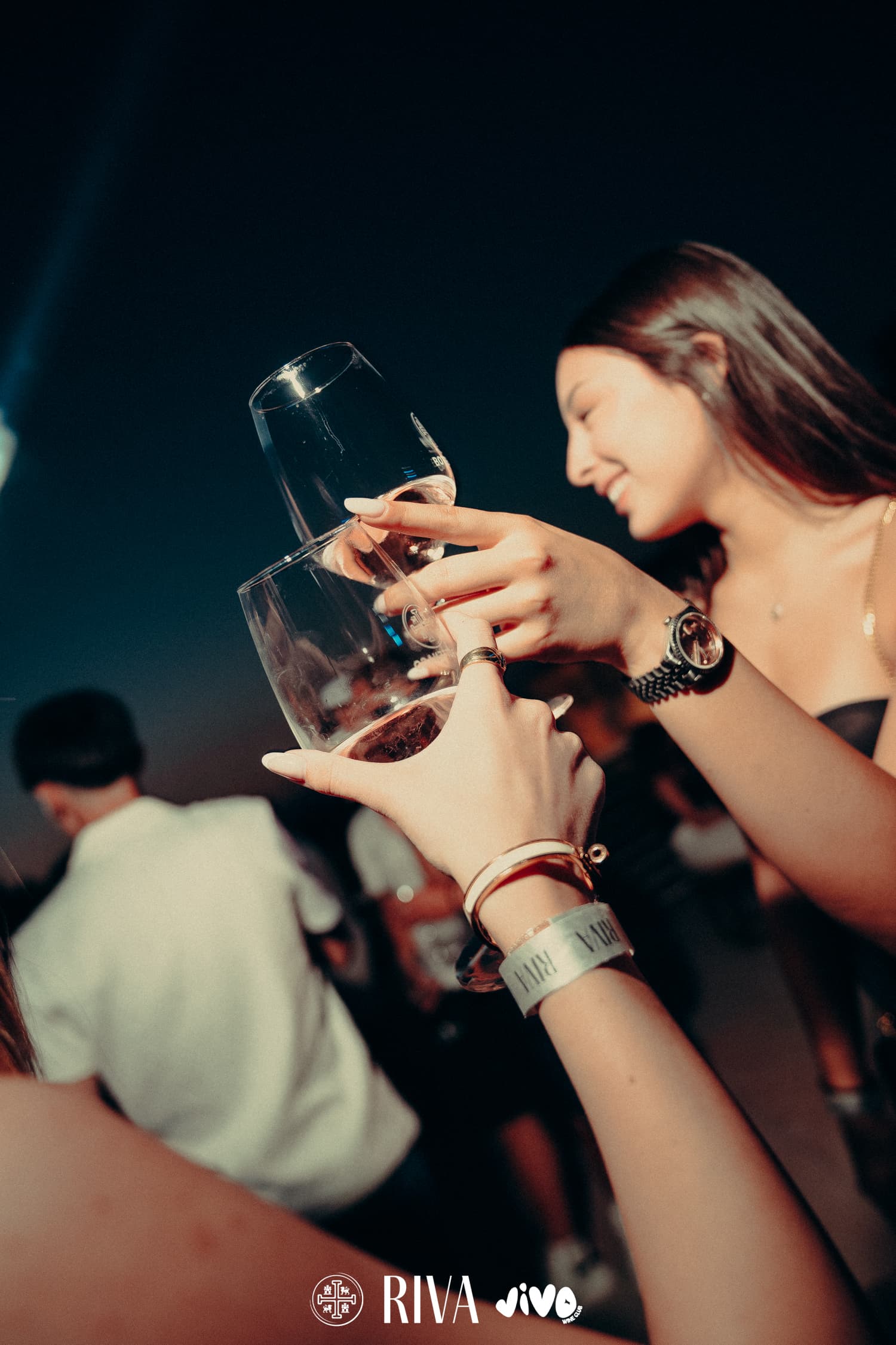 Un brindisi durante una serata RIVA
